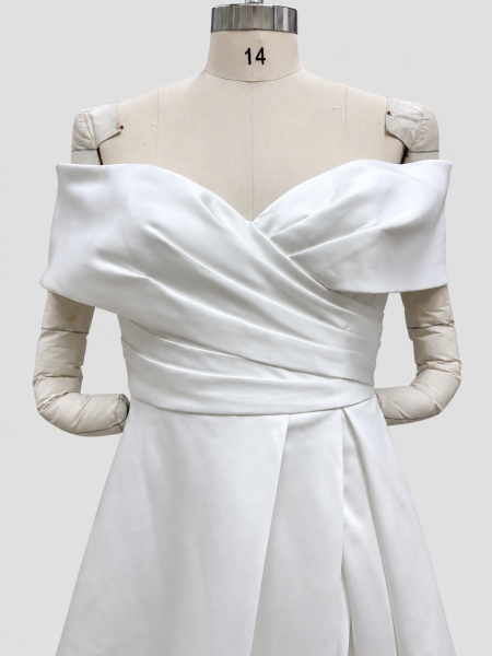 Elegantes Brautkleid mit Carmen-Ausschnitt und Beinschlitz